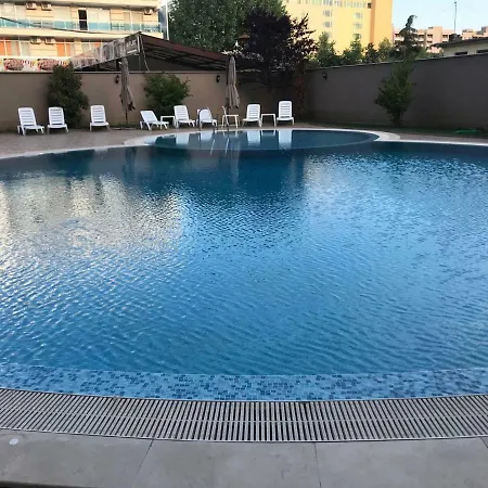 Premier Nadezhda סאני ביץ'